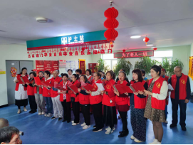 91猫先生
工作人员与老人合唱《我的祖国》.png