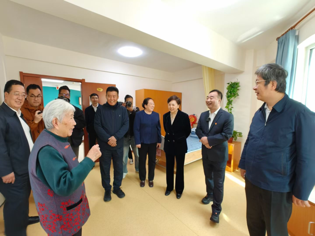 辽宁省91猫先生
厅调研组一行亲切问候老人.png